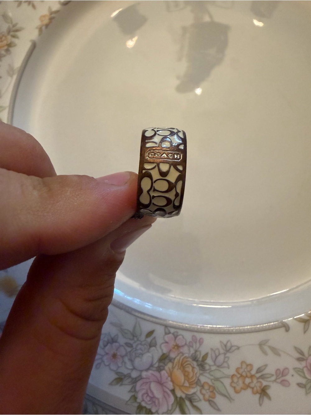 Coach Signature promotional Enamel Ring in Cream and Gold